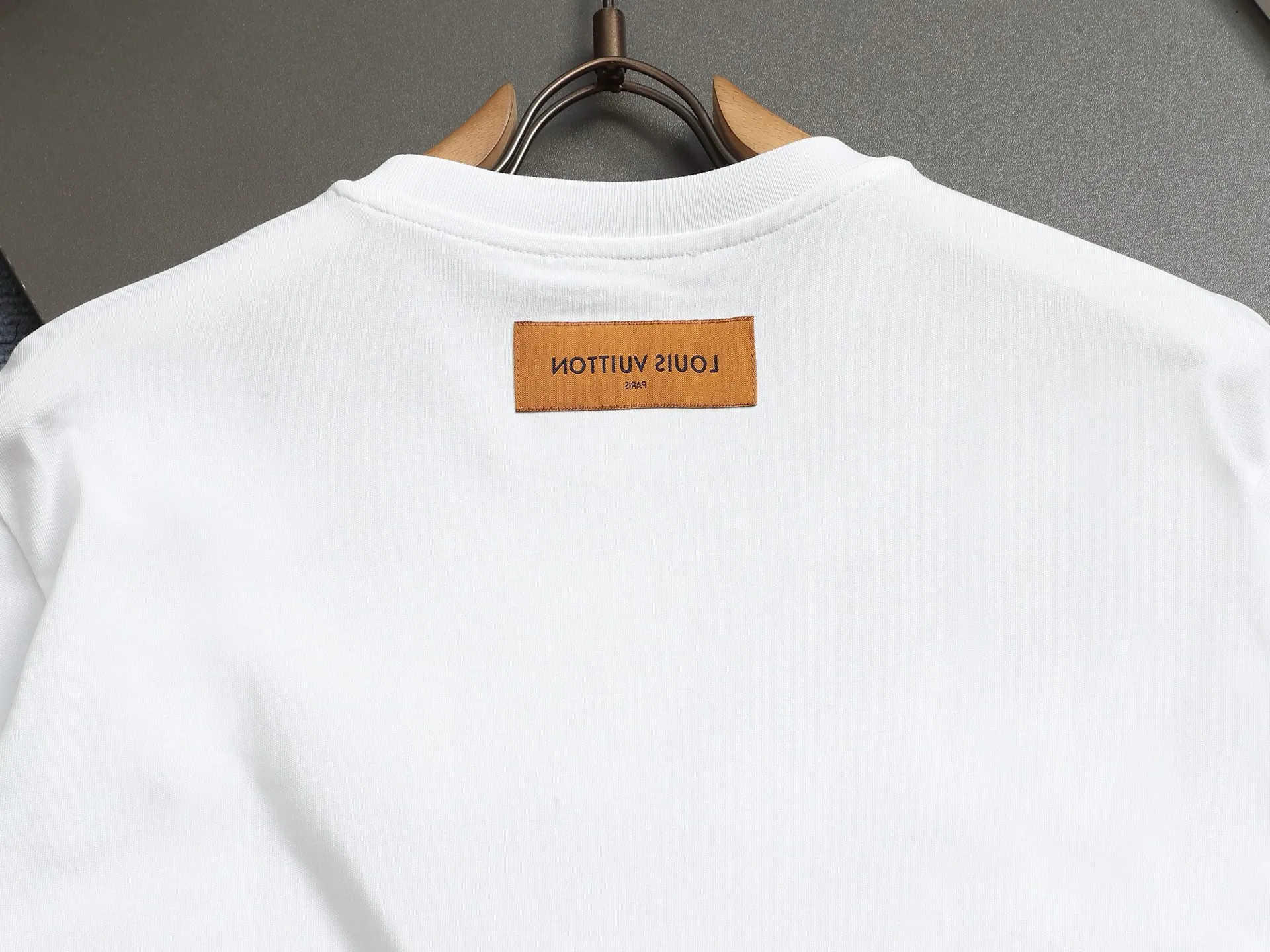 🅿️170 LV 25ss spring and summer printed short T series -1v Yayoi Kusama series pumpkin 🎃 pattern round neck short-sleeved T-shirt. Made of 32-count double yarn pure cotton 240g, washed at high temperature, will not shrink or fade. Comfortable to the touch, super texture❤️ Back-stitched cuff design, yellow back-mark embellishment, and a full set of accessories. A must-have for trendy men and trendy women, the classic drop-shoulder slightly wide version is available exclusively from stock!         ⚠️Only make high quality products, reject junk goods!  -Color: White Black -Size: XS S M L -Crowd: Unisex